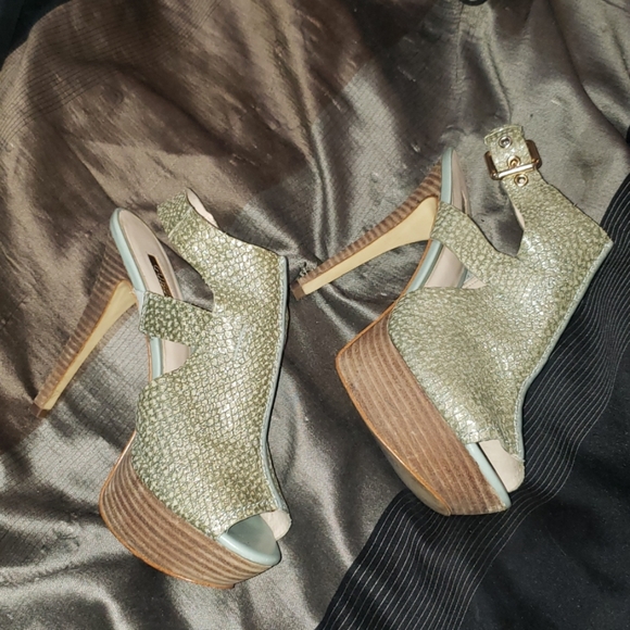 Guess
Ofira Platform Heels - Picture 2 of 8